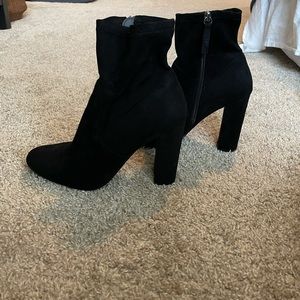 Steve Madden Size 8.5 Suede ankle boots